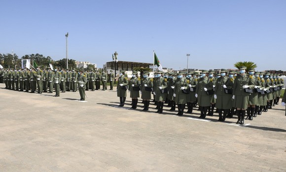 Cérémonie de sortie de la 49e promotion d’officiers ingénieurs et de la 7e promotion de la Formation complémentaire de Master à l’Ecole militaire polytechnique de Bordj El-Bahri - Réveil d'algérie