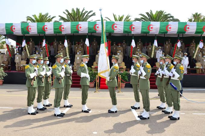 Cérémonie de sortie de 10 promotions d’officiers et de sous-officiers à l’Ecole supérieure d’infanterie Djelloul-Abidate de Cherchell (Tipasa). - Réveil d'algérie