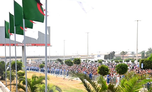Des dizaines de milliers de citoyens ont assisté au défilé militaire organisé par l’ANP. - Réveil d'algérie