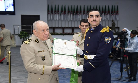 Saïd Chanegriha préside une cérémonie de distinction en l’honneur des cadets de la Nation, lauréats du Bac et du BEM, session juin 2022. - Réveil d'algérie