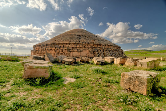 Commune de Boumia (Batna) : Une mission d’archéologues étrangers entame des travaux d’expertise sur la structure du mausolée d’imedghassen. - Réveil d'algérie