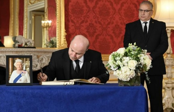 Décès de la reine Elizabeth II: A.Benabderrahmane signe au nom du Président Tebboune à Lancaster House le registre de condoléances - Réveil d'algérie