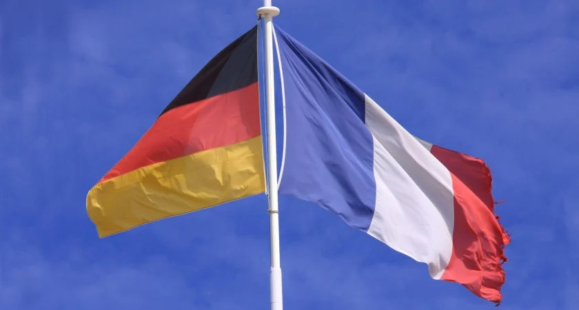 Report du Conseil des ministres franco-allemand, qui devait se réunir à Fontainebleau, sur fond de profondes divergences. - Réveil d'algérie