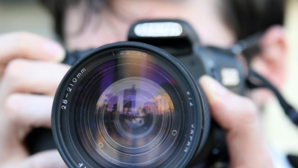 Lancement d’un concours de photographie sous le thème « la photo, beauté et communication entre les générations ». - Réveil d'algérie