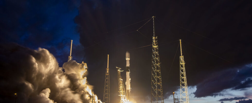 SpaceX commence la nouvelle année en lançant une fusée transportant 114 satellites en orbite terrestre basse. - Réveil d'algérie