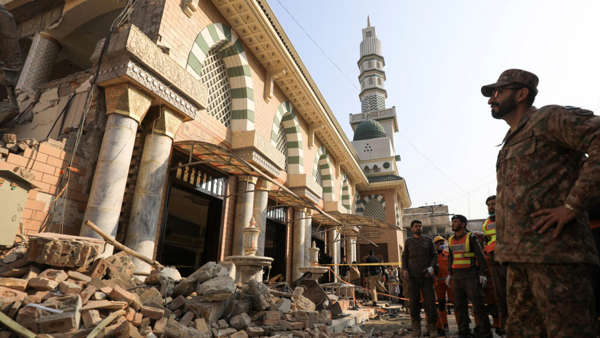 Le bilan de l’attentat d’une mosquée à Peshawar (Pakistan) s’alourdit à 100 morts et 200 blessés, pour la plupart policiers. - Réveil d'algérie