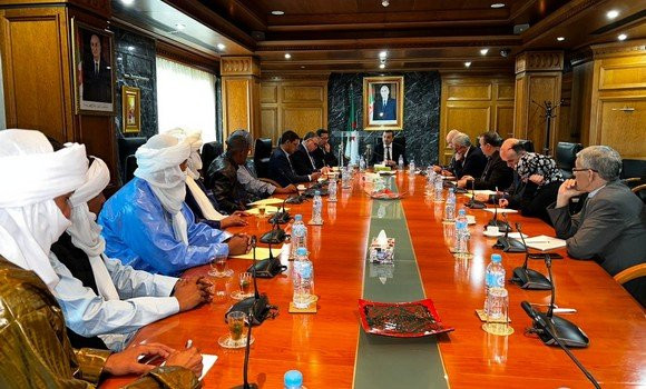 Arkab reçoit les Secrétaires de wilayas de la Fédération nationale des exploitants aurifères artisans. - Réveil d'algérie