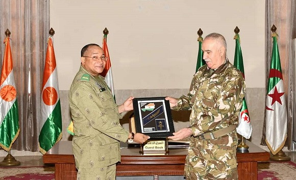 Le Commandant de la 6e RM reçoit le Chef d’Etat-Major adjoint des Forces armées nigériennes. - Réveil d'algérie