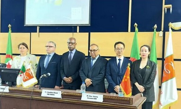 Un accord de partenariat a été signé entre l’Entreprise Nationale de Fer et d’Acier (FERAAL), et le consortium chinois (CMH), portant exploitation des minerais de fer de la mine de Gara Djebilet-Ouest. - Réveil d'algérie