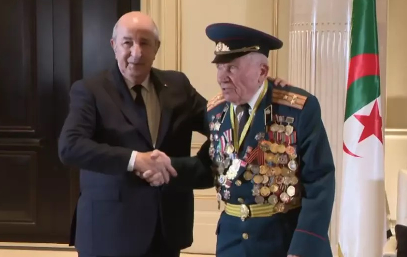 Le président de la République décerne la médaille « El Achir » à Andreï Pavlenko pour sa contribution à la neutralisation des mines de la colonisation française en Algérie. - Réveil d'algérie