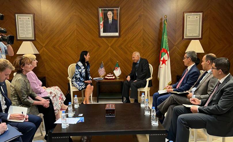 Le ministre de la Justice reçoit la Secrétaire d’Etat adjointe américaine chargée des organisations internationales. - Réveil d'algérie