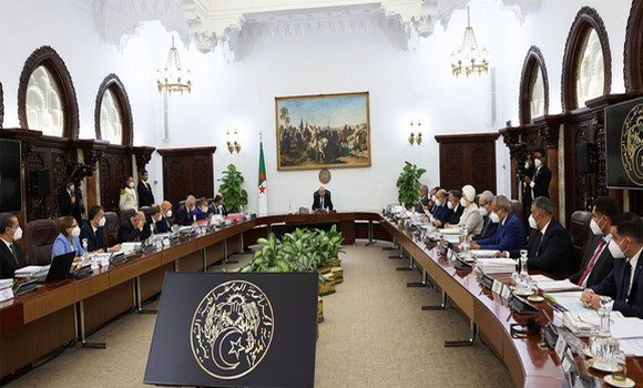 Communiqué de presse du Conseil des Ministres. - Réveil d'algérie