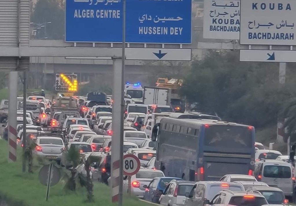Embouteillages à l’est d’Alger : une matinée éprouvante pour les usagers - Réveil d'algérie