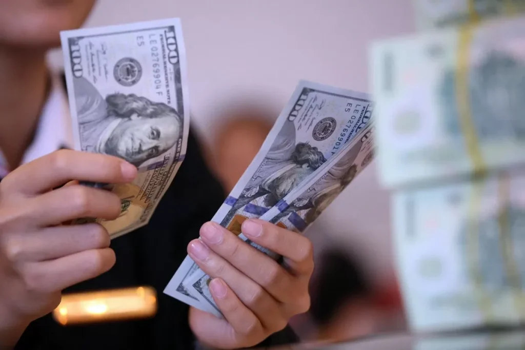 Les cours du dollar américain s’effondrent : Pourquoi ? - Réveil d'algérie