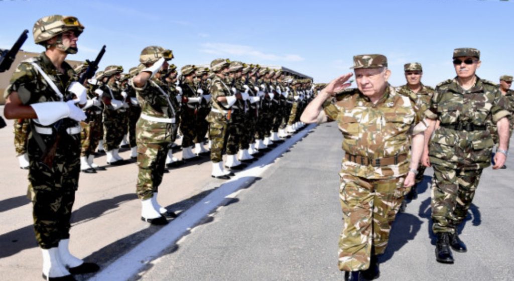 Saïd Chanegriha supervise un exercice tactique avec munitions réelles à Tindouf - Réveil d'algérie