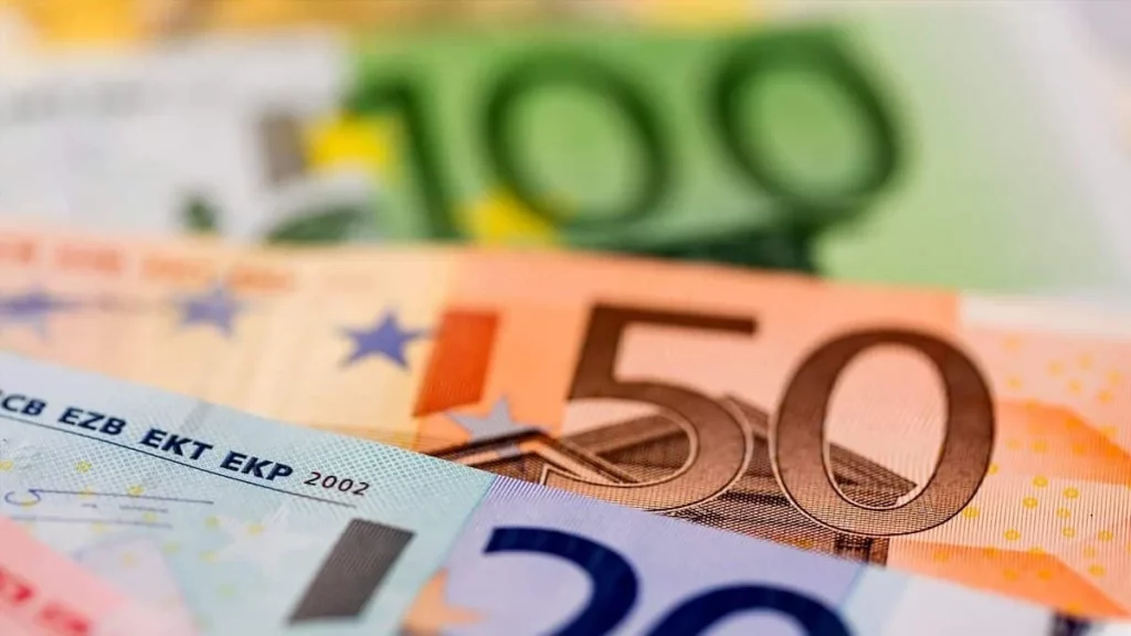 L’euro poursuit sa hausse sur le marché noir au Square Port-Saïd ce mardi 8 juillet - Réveil d'algérie