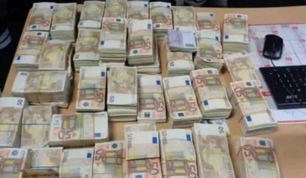 Près de 2 millions d’euros en billets contrefaits saisis à Chlef - Réveil d'algérie